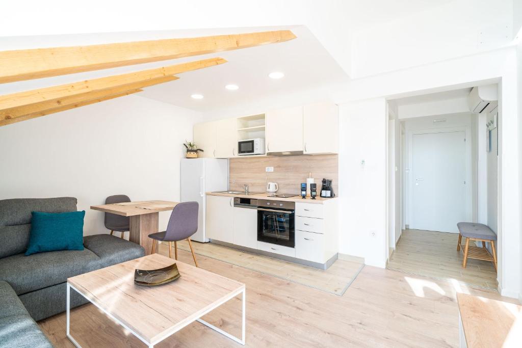 Kuchyňa alebo kuchynka v ubytovaní Apartmani Kralj