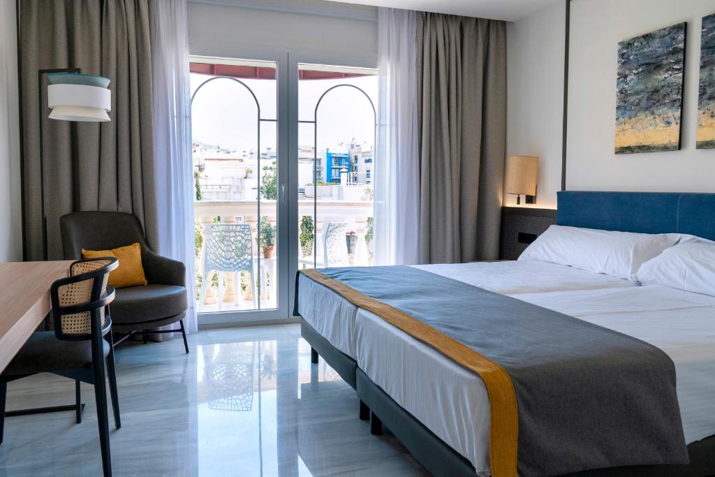 Postel nebo postele na pokoji v ubytování URH Sitges Playa
