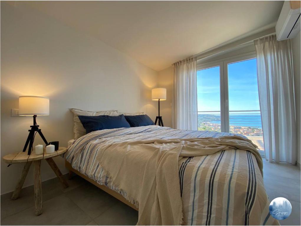 Posteľ alebo postele v izbe v ubytovaní Seascape Apartment with breath taking view