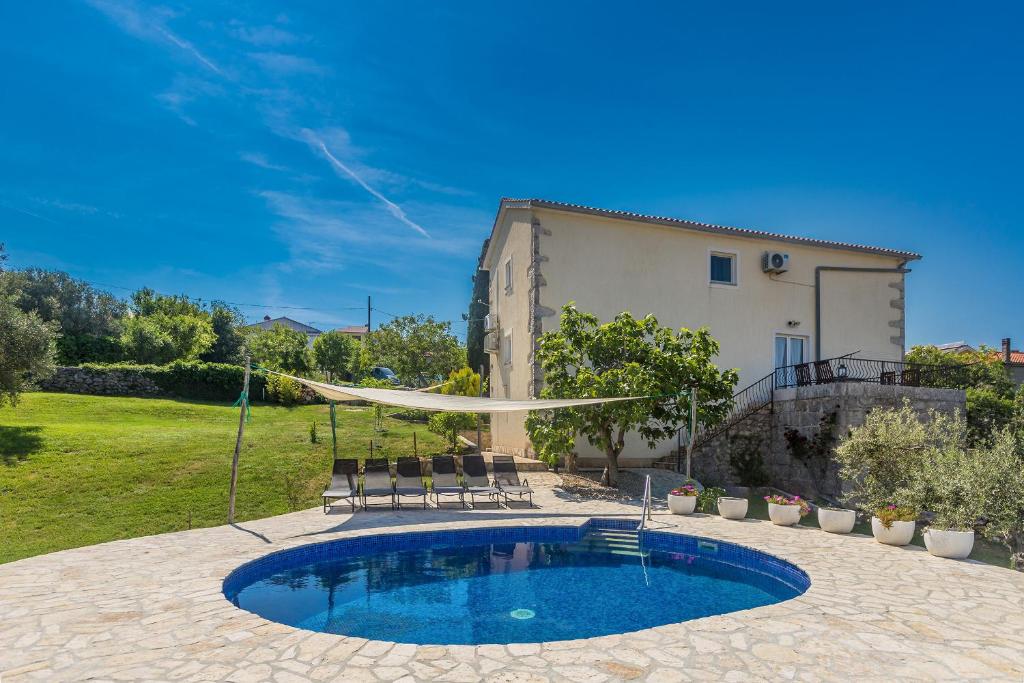 Bazén v ubytování Holiday house JELE nebo v jeho okolí