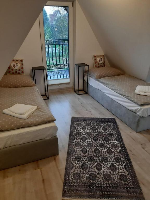 Posteľ alebo postele v izbe v ubytovaní Apartamenty z widokiem - Willa KRÓLE 25A by RentiloPL