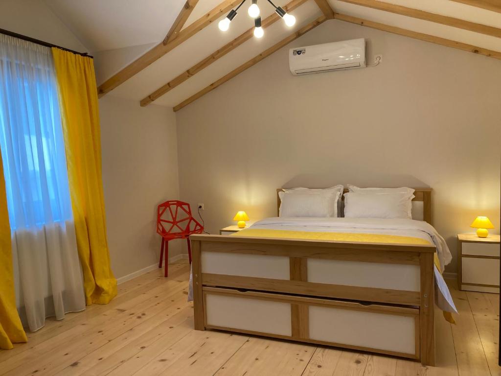 מיטה או מיטות בחדר ב-Borjomi Yellow Hotel