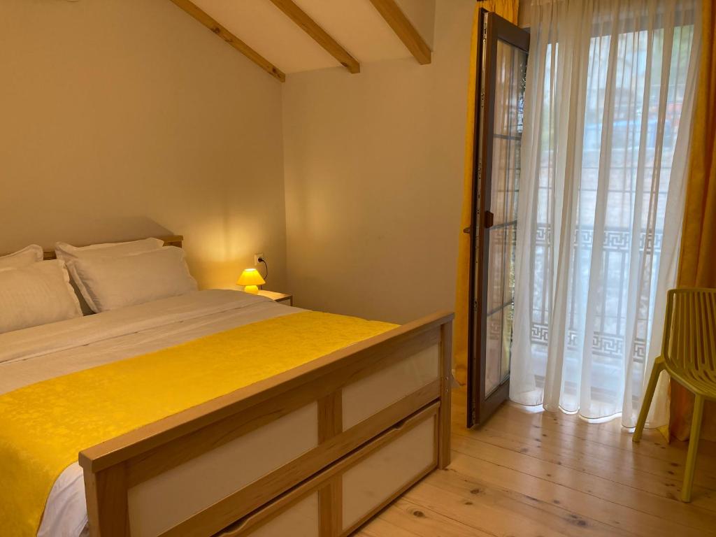 מיטה או מיטות בחדר ב-Borjomi Yellow Hotel