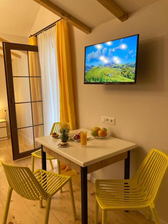 טלויזיה ו/או מרכז בידור ב-Borjomi Yellow Hotel