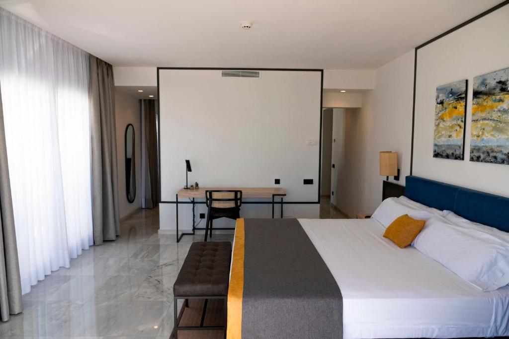 Postel nebo postele na pokoji v ubytování URH Sitges Playa