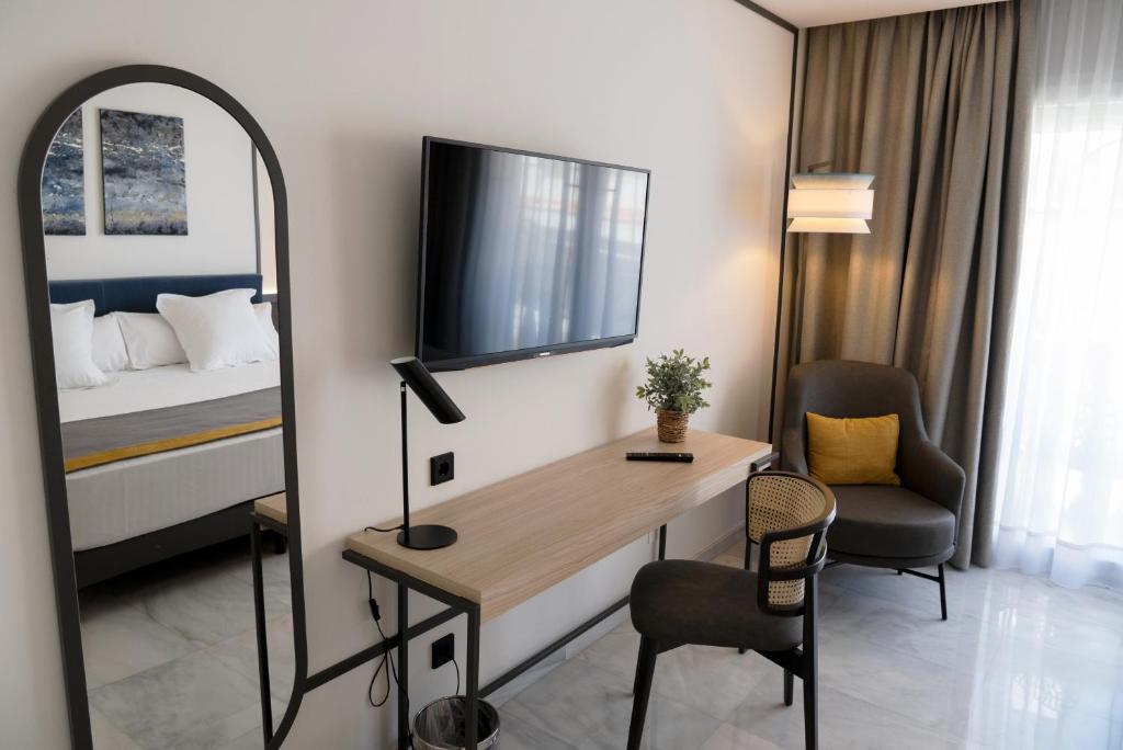 TV a/nebo společenská místnost v ubytování URH Sitges Playa