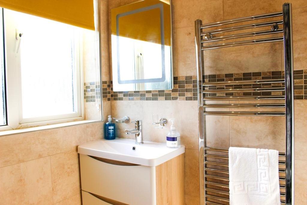 Un baño de Hevs Heavenly apartment with steam shower and free parking