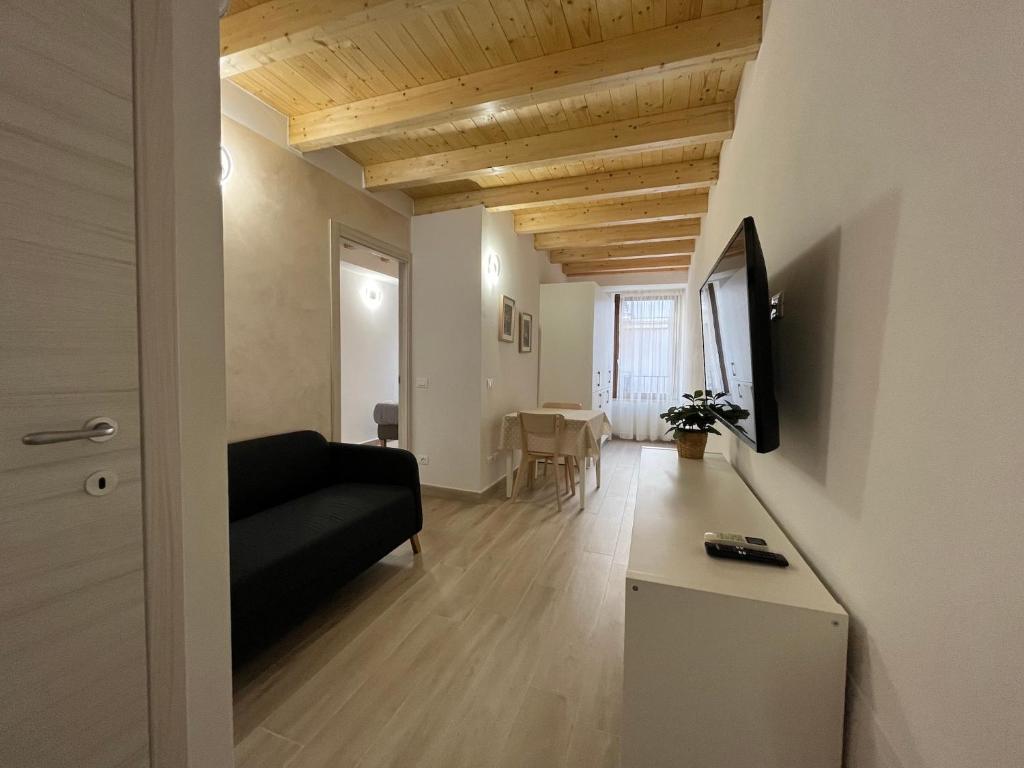 Telewizja i/lub zestaw kina domowego w obiekcie Anfite Apartments Santa Maria