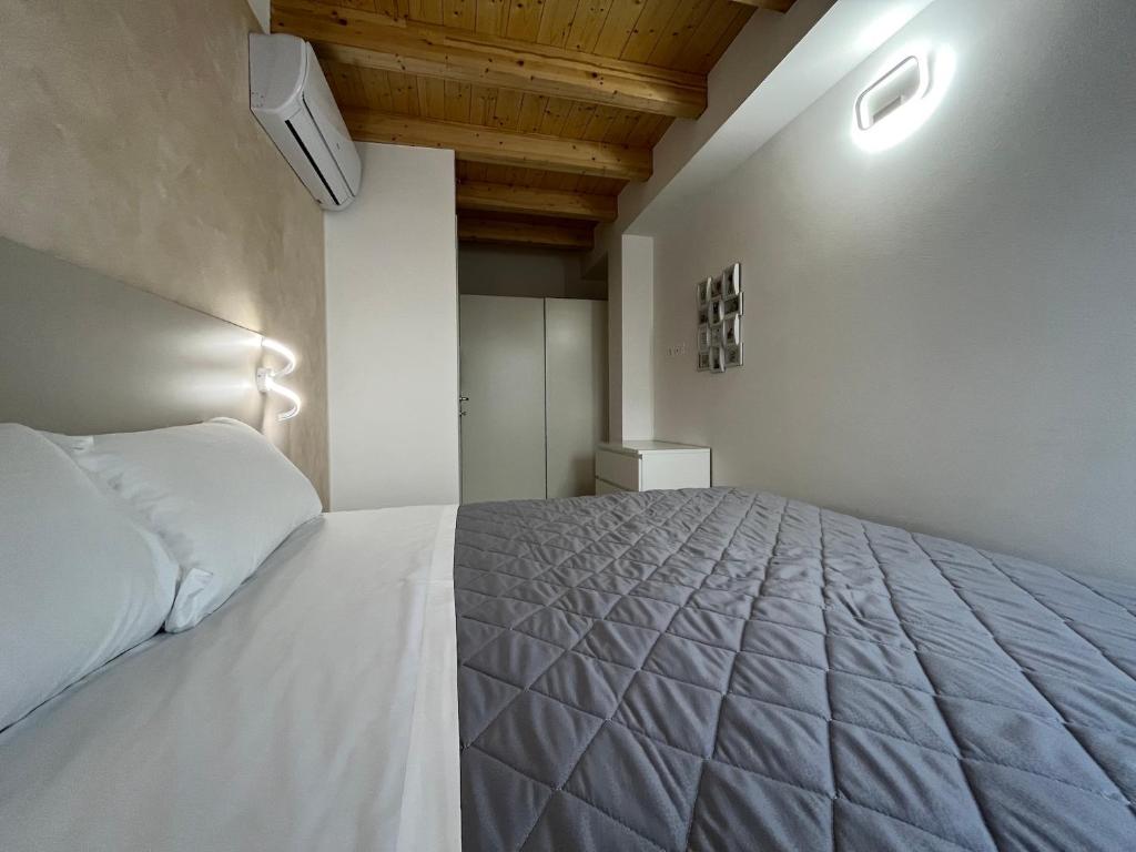 Łóżko lub łóżka w pokoju w obiekcie Anfite Apartments Santa Maria