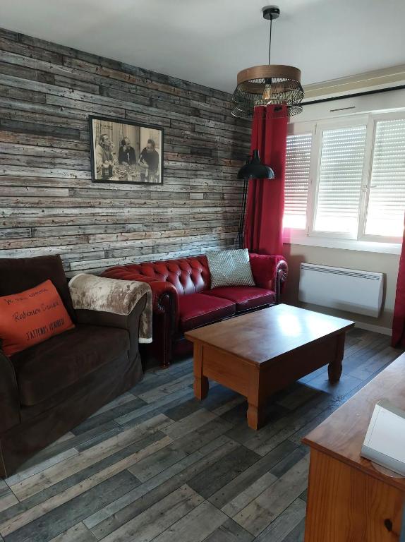ein Wohnzimmer mit einem Sofa und einem Couchtisch in der Unterkunft La Belle Vue Gîte Champenois B&B in Bergères-lès-Vertus