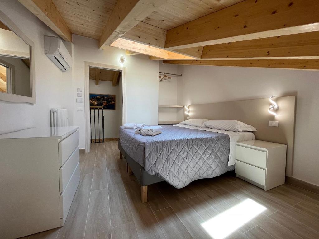 Łóżko lub łóżka w pokoju w obiekcie Anfite Apartments Santa Maria