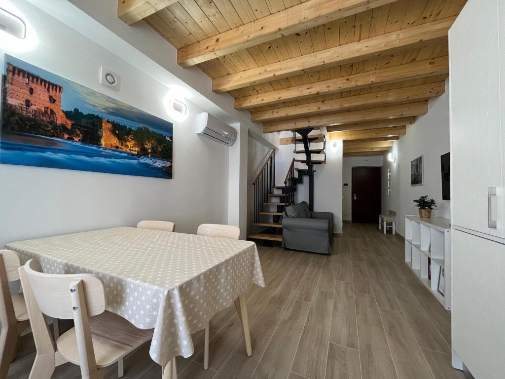 Zdjęcie z galerii obiektu Anfite Apartments Santa Maria w mieście Desenzano del Garda
