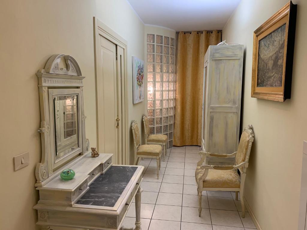 a bathroom with a mirror and chairs in a room at Maison Danielle: l’oasi di tranquillità a Bologna in Bologna