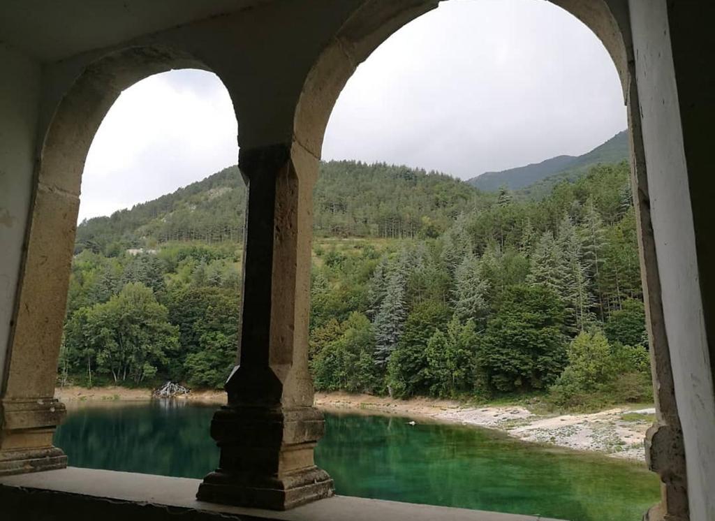 een raam met uitzicht op een rivier bij Zia Elisa in Scanno