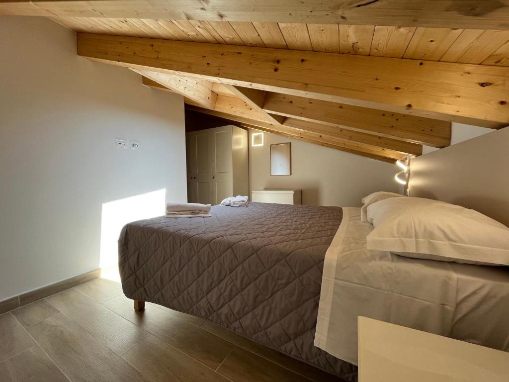 Łóżko lub łóżka w pokoju w obiekcie Anfite Apartments Santa Maria