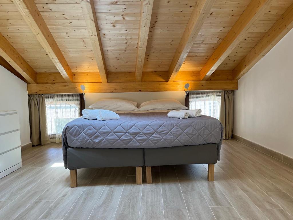 Łóżko lub łóżka w pokoju w obiekcie Anfite Apartments Santa Maria