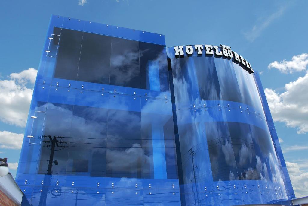 un edificio azul con un letrero hilton en él en HOTEL 80 REAL, en Tenjo