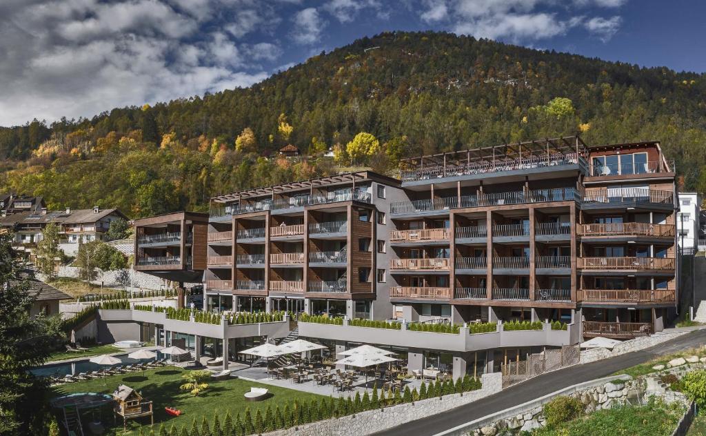 an apartment building with a mountain in the background at Molaris Lodge in Mühlbach