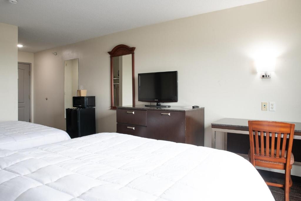 BlissPoint Inn & Suites Marion - Queen Room With Two Queen Beds - Disability Access