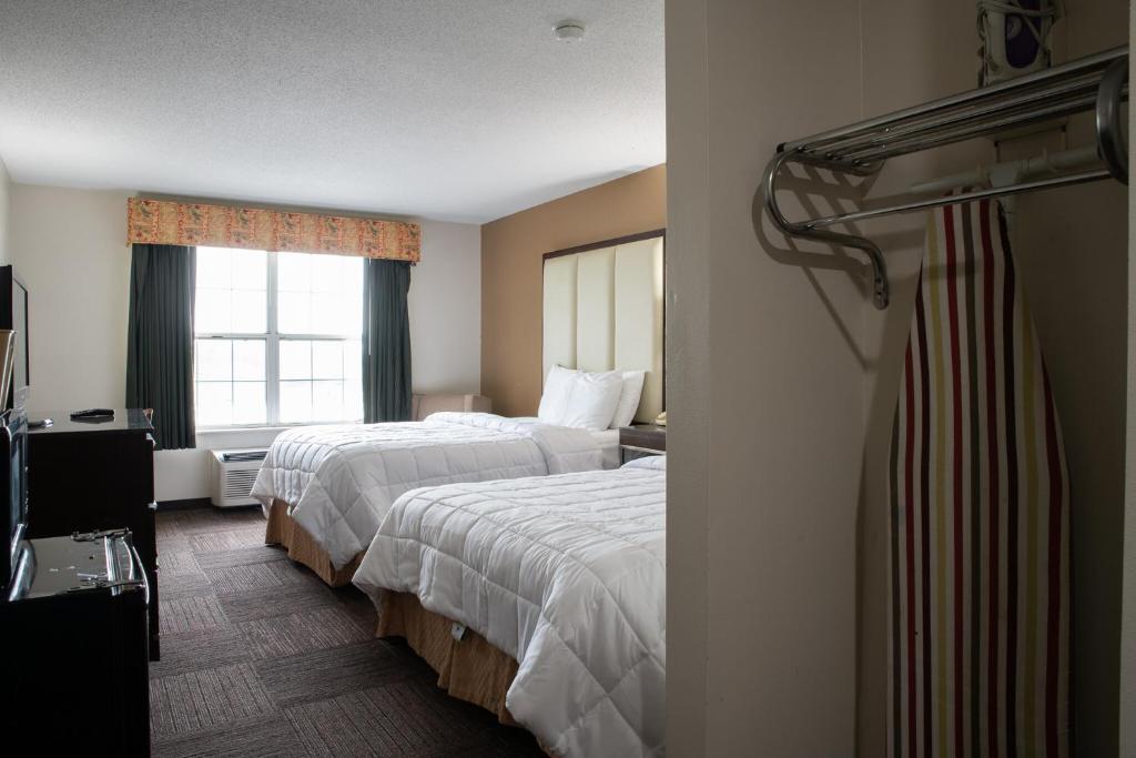 BlissPoint Inn & Suites Marion - Queen Room With Two Queen Beds