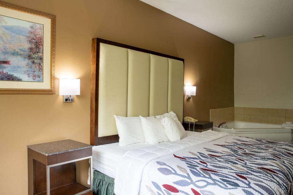 BlissPoint Inn & Suites Marion - Suite With Hot Tub