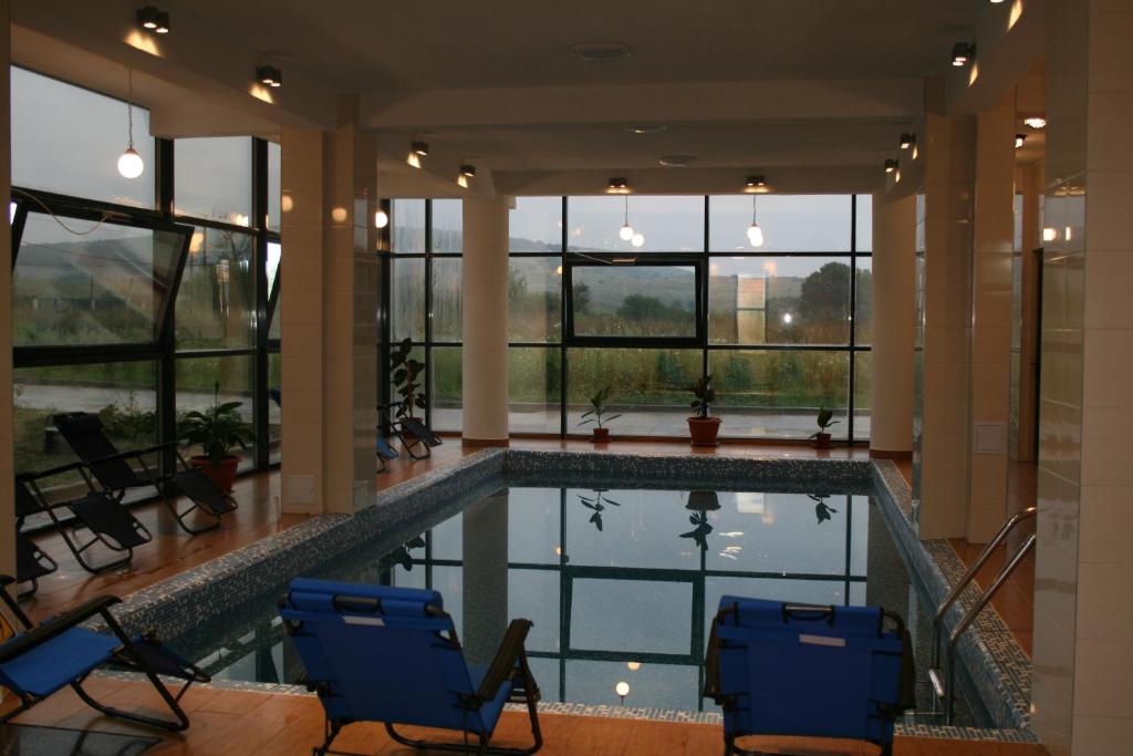 Bazén v ubytování Hotel Hyperion nebo v jeho okolí