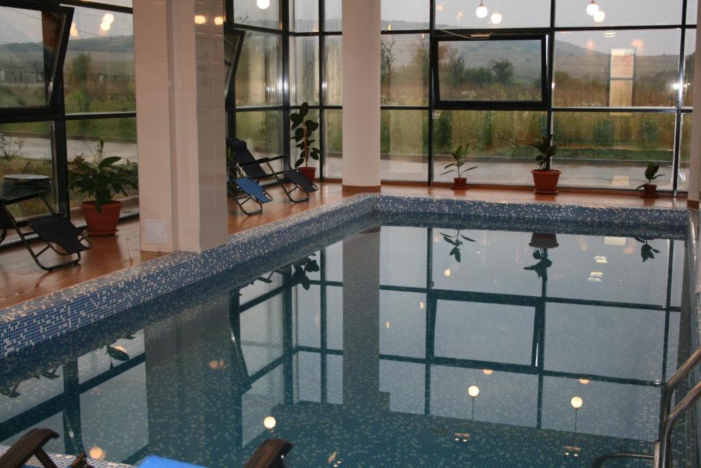 Bazén v ubytování Hotel Hyperion nebo v jeho okolí