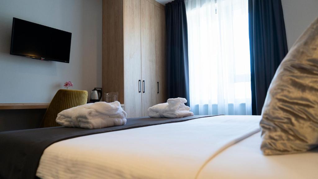 Postel nebo postele na pokoji v ubytování HA Hotel Mostar