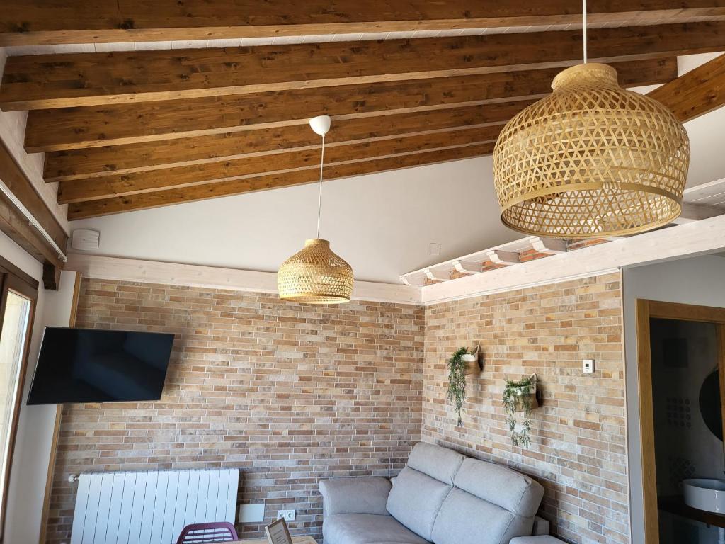 a living room with a couch and a brick wall at Pura Agro Vida in Galizano
