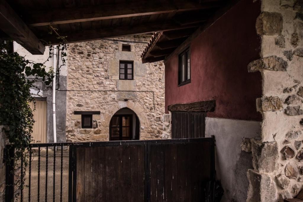 wejście do kamiennego budynku z drewnianą bramą w obiekcie Vivienda turística La Magdalena w mieście Vallejuelo