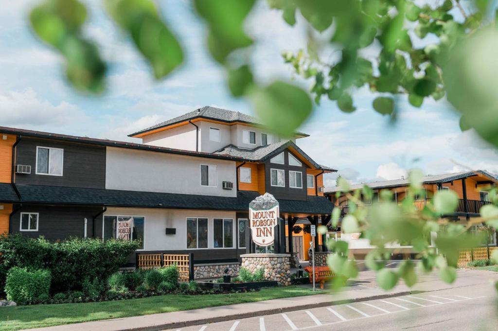 een gebouw met een bord voor de deur bij Mount Robson Inn in Jasper