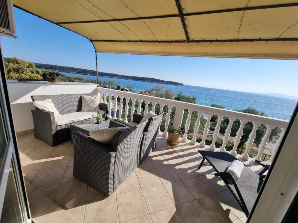 balcone con sedie e vista sull'oceano di Apartman Petra s pogledom na more a Banjol