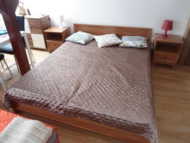 ein Bett mit Kissen darauf im Schlafzimmer in der Unterkunft Suite Ohrada in Prag