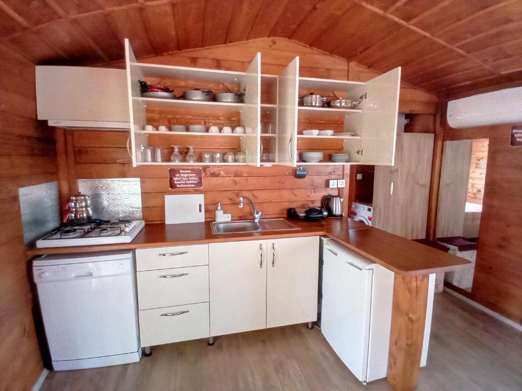 Dapur atau dapur kecil di DefneWoodHome