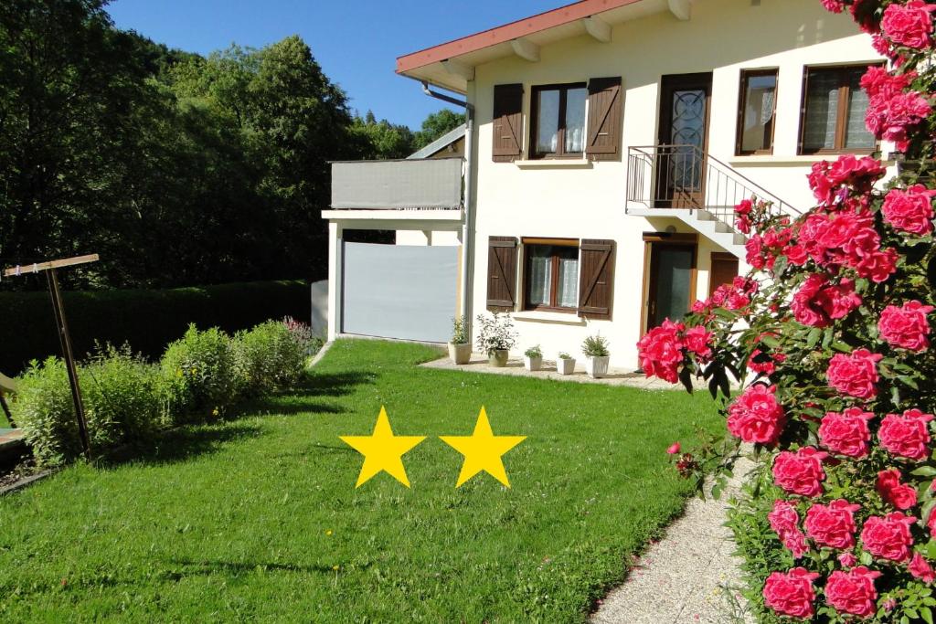 dos estrellas en el patio de una casa en Gîte 1805 Montagnes du Jura avec Spa et Sauna classé 2 étoiles, en Foncine-le-Haut