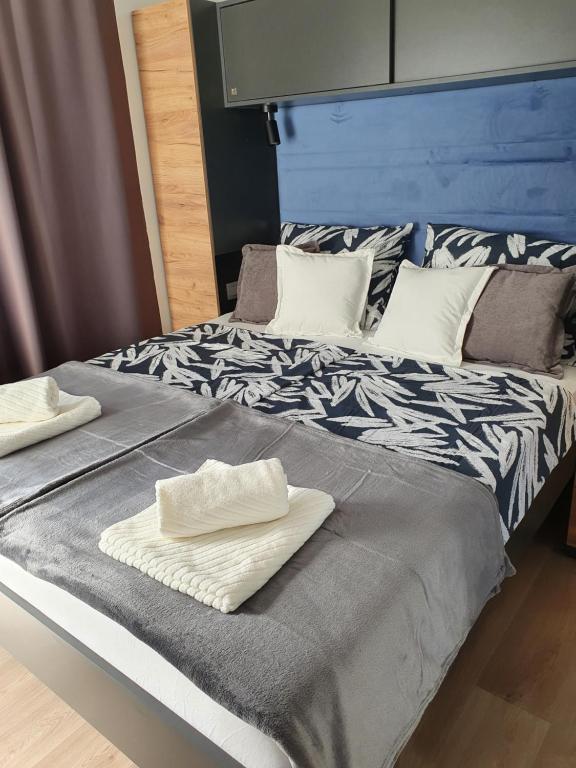 Un pat sau paturi într-o cameră la Mobile home Sunflower - Selce