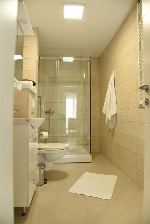 Kupatilo u objektu Suncokret Apartmani Loznica