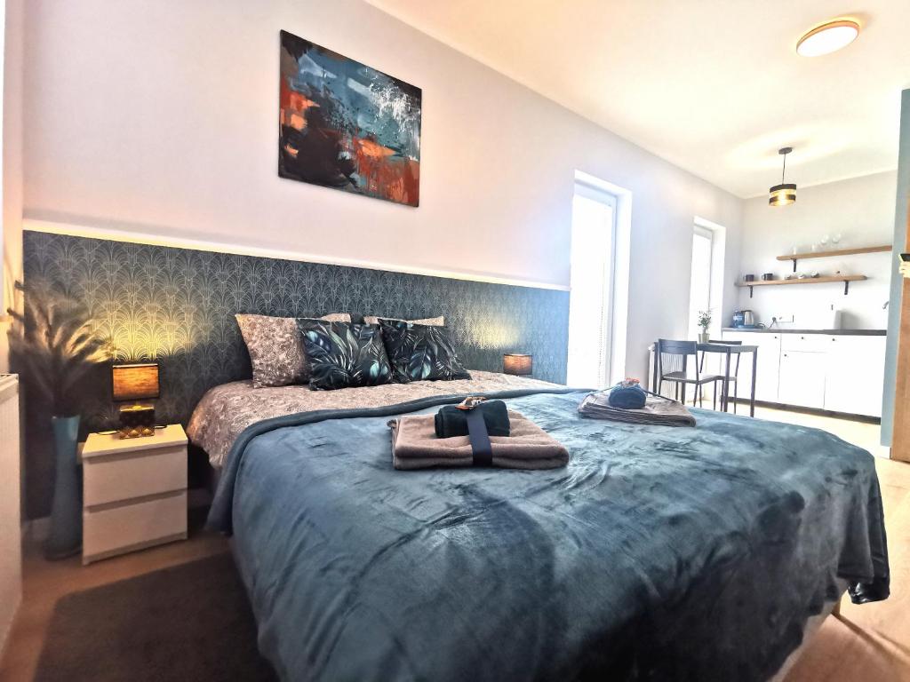 sypialnia z łóżkiem i dwoma ręcznikami na nim w obiekcie Chcę tu zostać Apartamenty Gdynia w mieście Gdynia