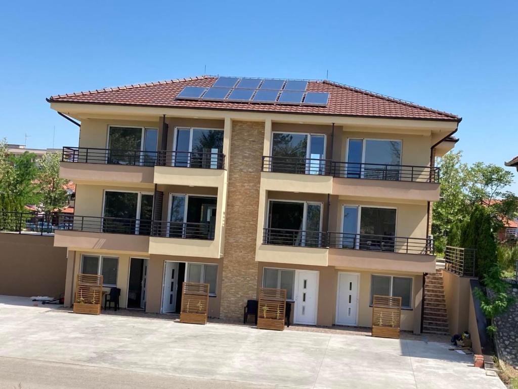 una casa con paneles solares en el techo en Srebrna Laguna en Veliko Gradište