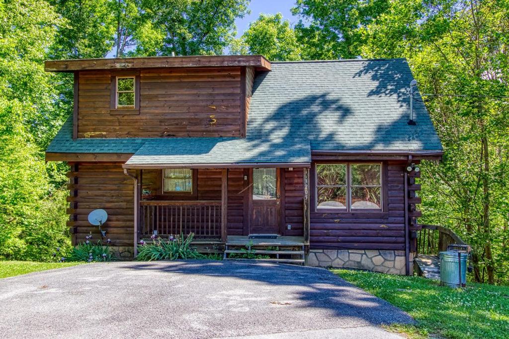 ein Blockhaus mit einer Einfahrt davor in der Unterkunft Brother Bear, Free Attraction Tickets, Hot Tub, WIFI!!! in Sevierville