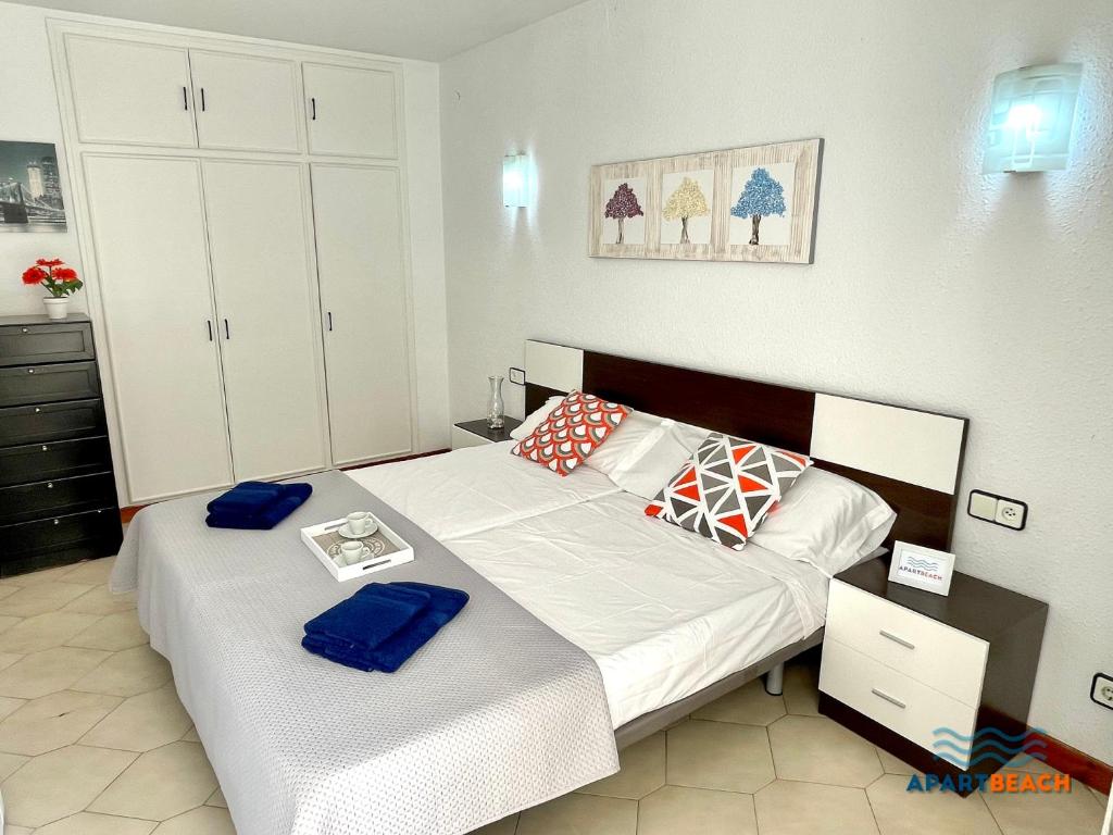 een slaapkamer met 2 bedden en handdoeken bij APARTBEACH NOVELTY CLIMATIZADO y VISTAS PLAYA in Salou