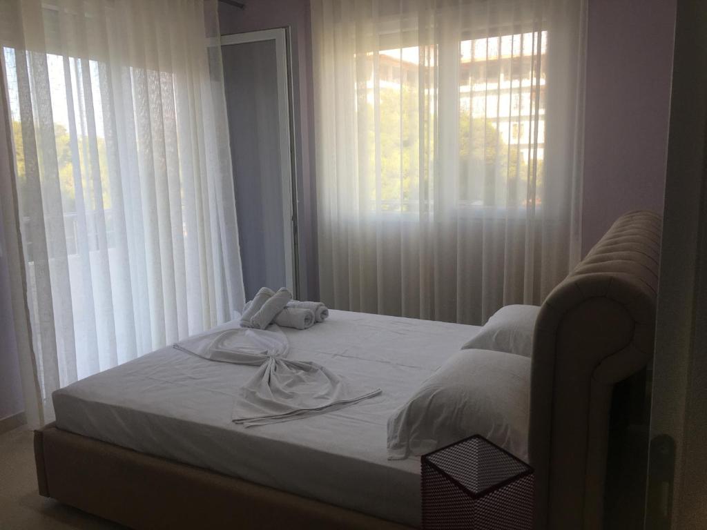 ヴロラにあるLovely apartament with the sea viewのベッドルームにタオルが付いています。