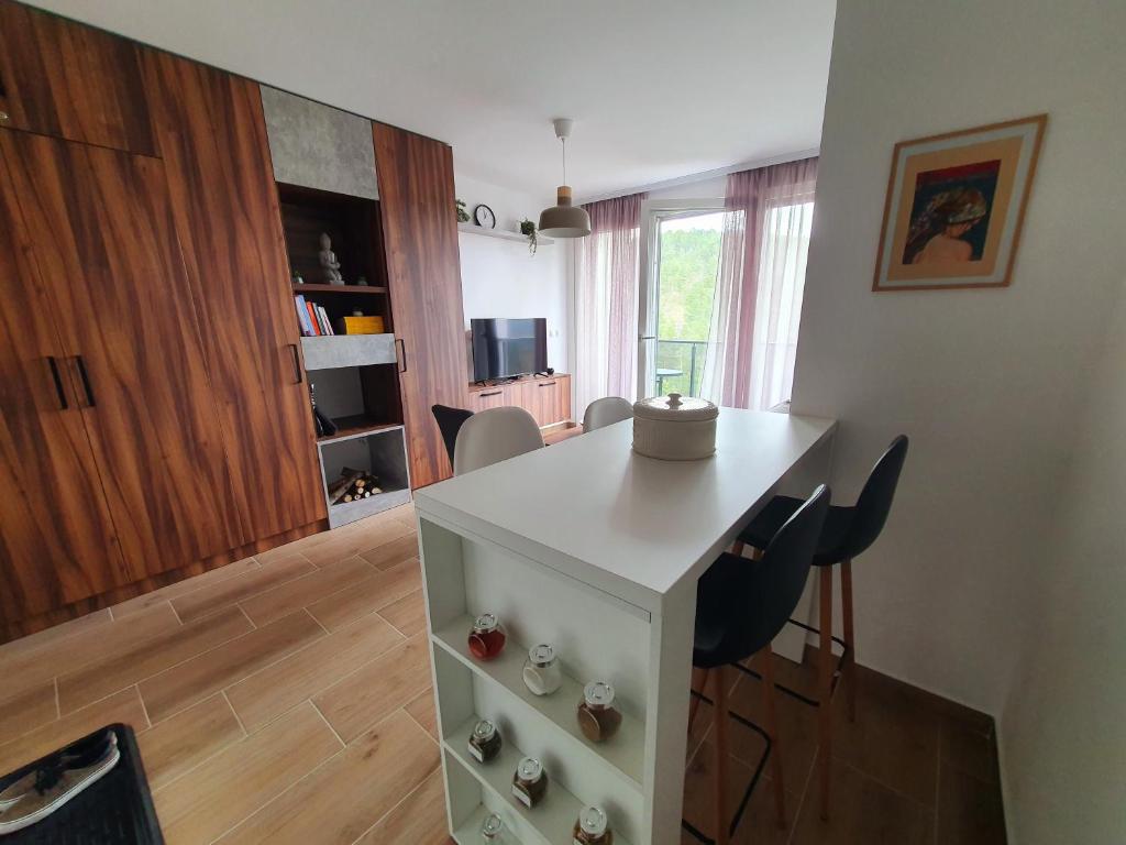 Una televisión o centro de entretenimiento en Apartman Staza Divčibare