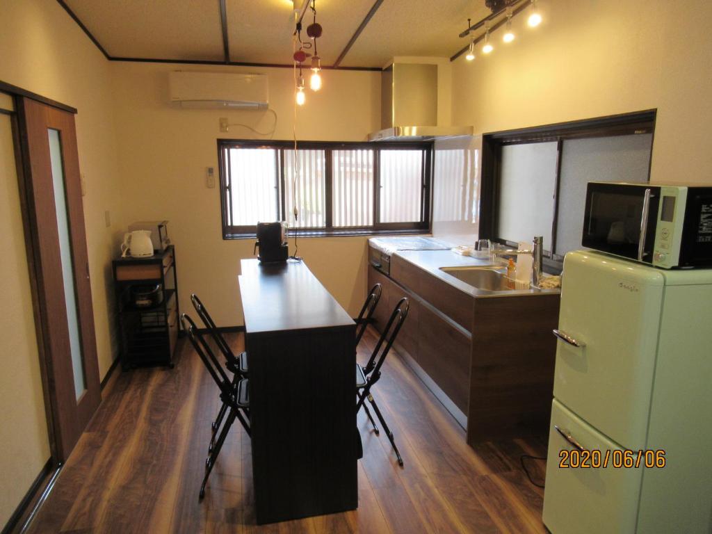 Kuchyň nebo kuchyňský kout v ubytování 松本はなれ Matsumoto HANARE - Japanese style private bedroom Guest hause