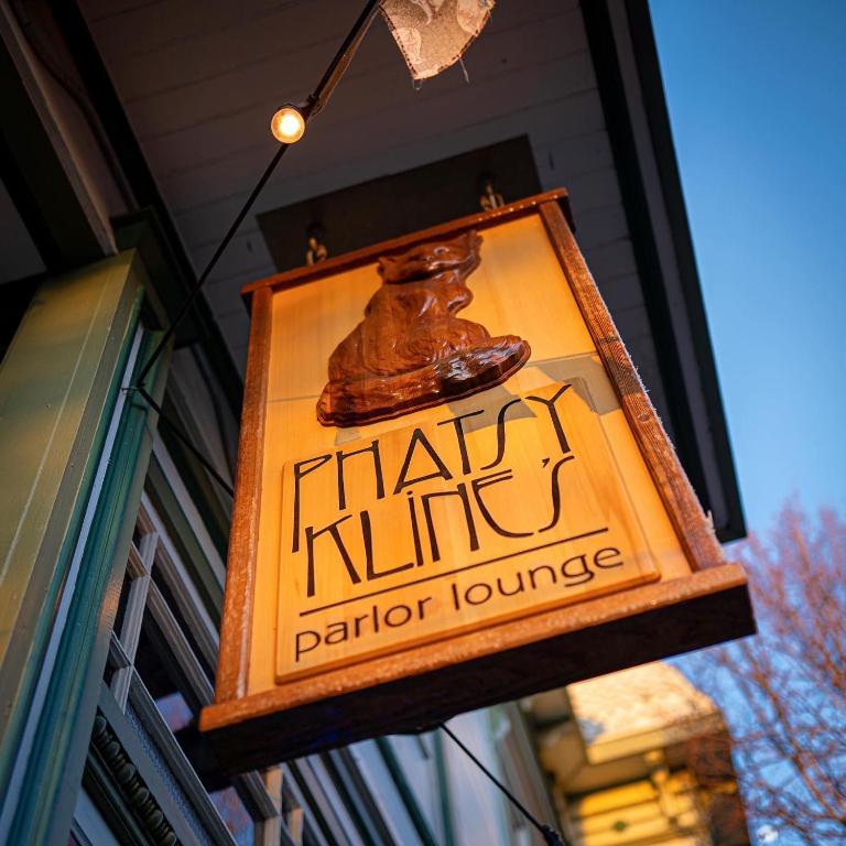 a sign for a third little parlor loungery at The Inn at 2nd & C in Eureka