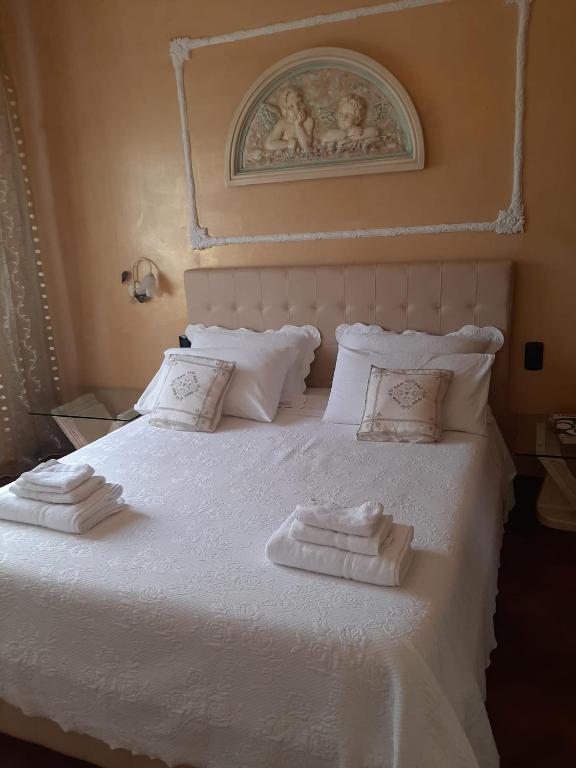 A bed or beds in a room at Kevin House