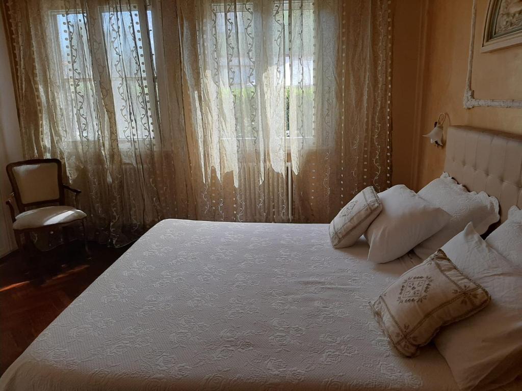 A bed or beds in a room at Kevin House