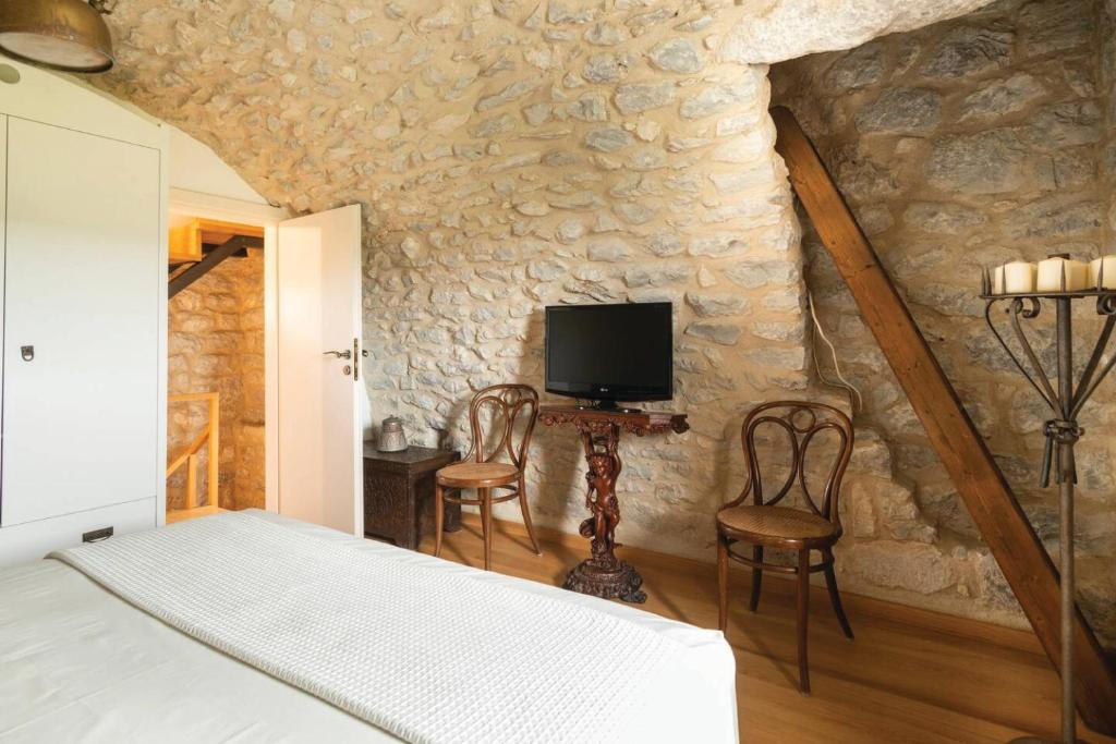 Televízia a/alebo spoločenská miestnosť v ubytovaní Fameliti Casa Torre