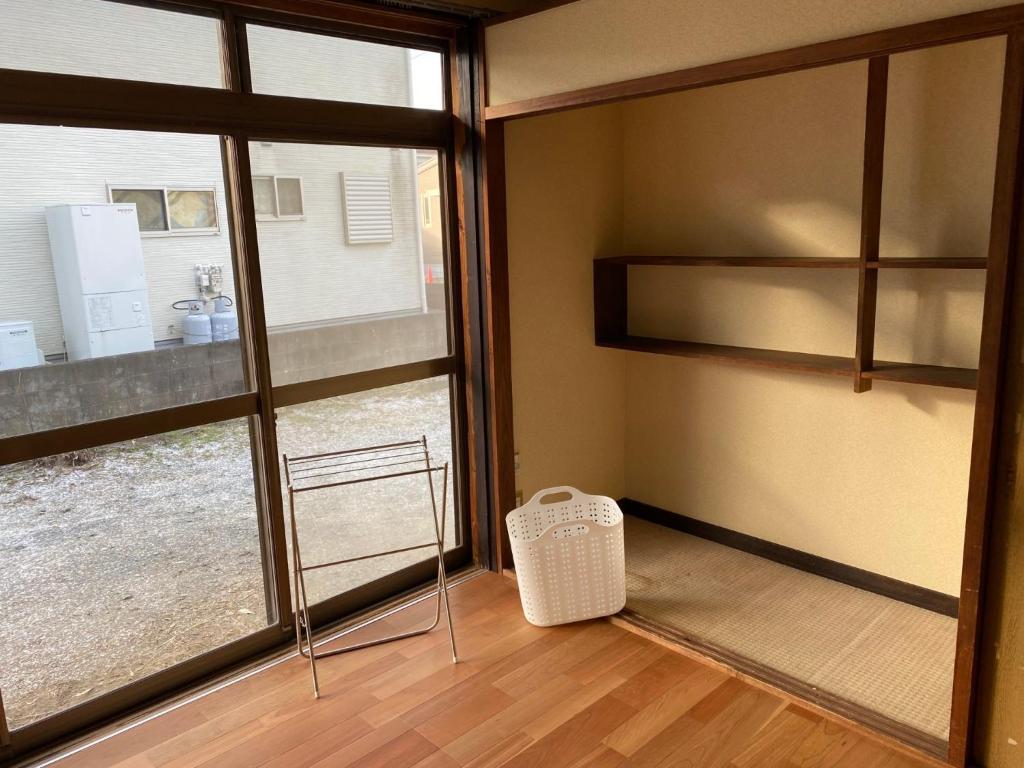 una stanza con una grande porta a vetri e una finestra di Tsurusaki - Vacation STAY 10691 a Minamisouma