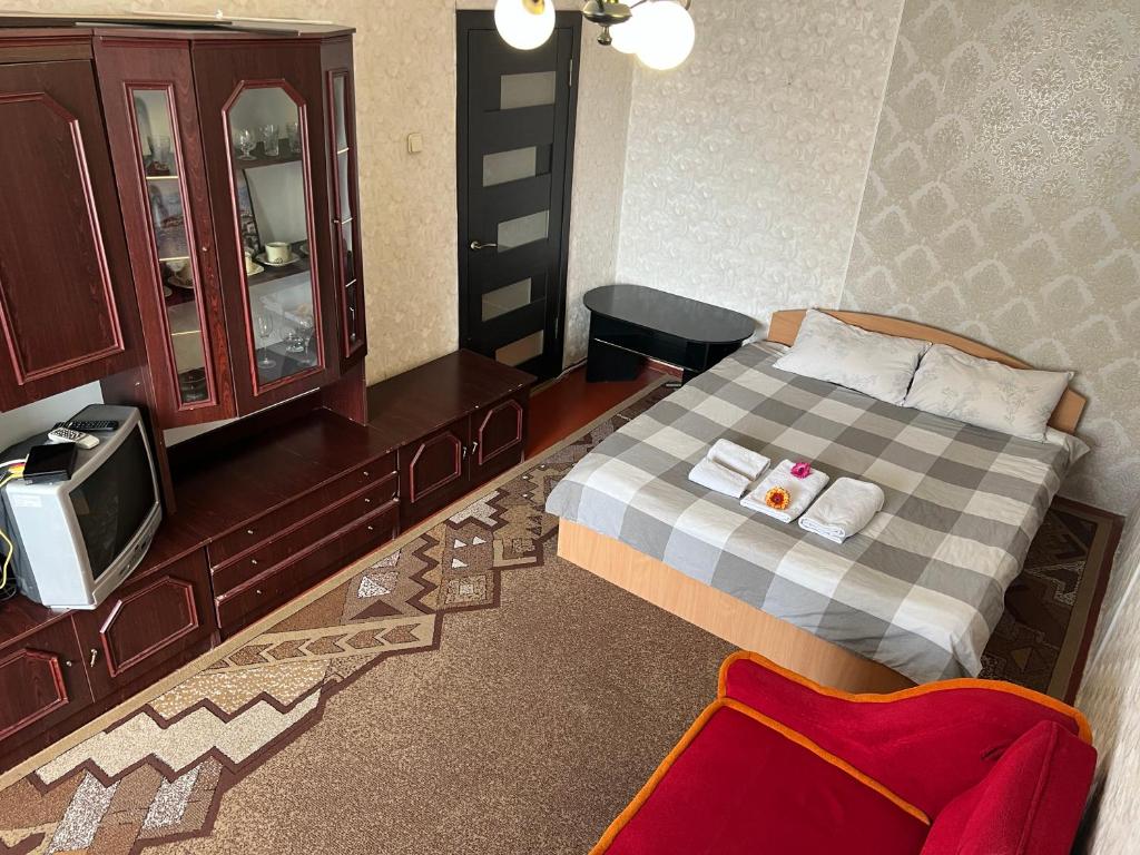 - un modèle de chambre avec un lit et une télévision dans l'établissement Apartment on Bukovinska, à Rivne